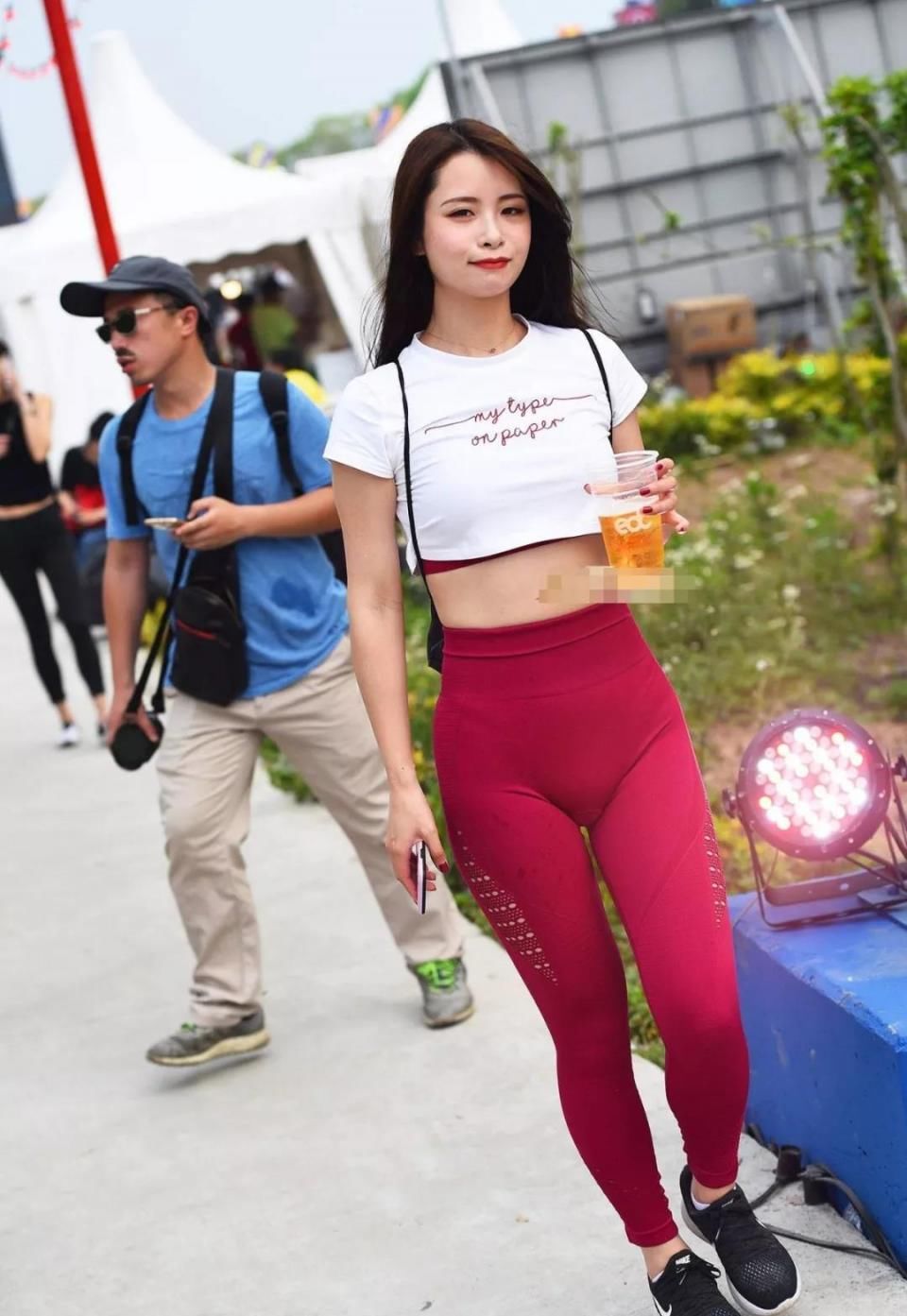 街拍：穿红色紧裤的丰满翘臀的性感美女果然是美女啊