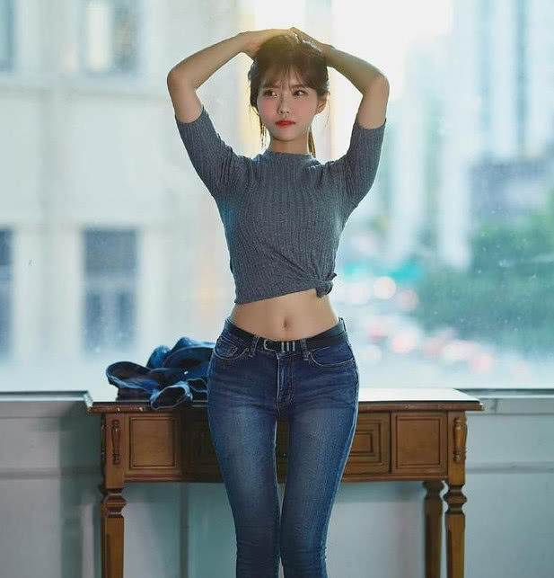 时尚穿搭：紧身牛仔裤不同的穿搭，给人不同的感觉！