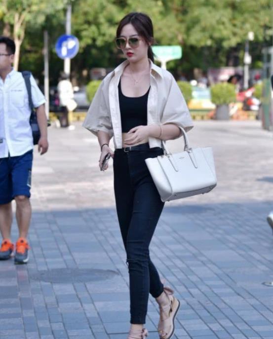 『气质』街拍:戴太阳镜的美女,身穿黑色背心配白色长裙,时尚气质女人味