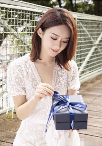 给赵丽颖辟谣，却意外暴露行程表，网友:明星的生活我想不到