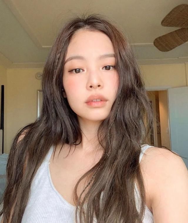  春天都：全网都在仿的Jennie粉嫩蜜桃妆，今年哪里不一样？