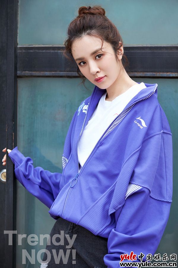 王晓晨诠释个性女王街头美学 有颜有型酷帅性感