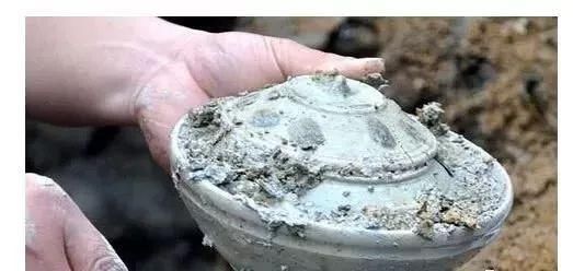  挑衅■1500年前古墓，出土瓷盘写着一句话，这是“挑衅”专家智商？