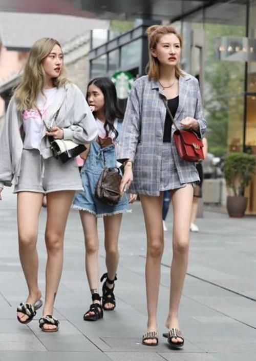 街拍:同样是长腿小姐姐,穿丝袜的就更有诱惑力,你看图四！