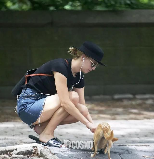 巧穿搭|吴宣仪这双凉鞋还可以，显腿长