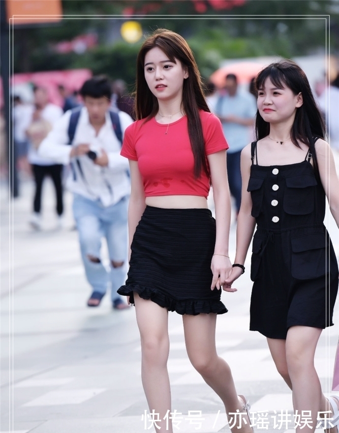  夏季|街拍路人：夏季就是要搭配短袖热裤，简单大气，还很显瘦！