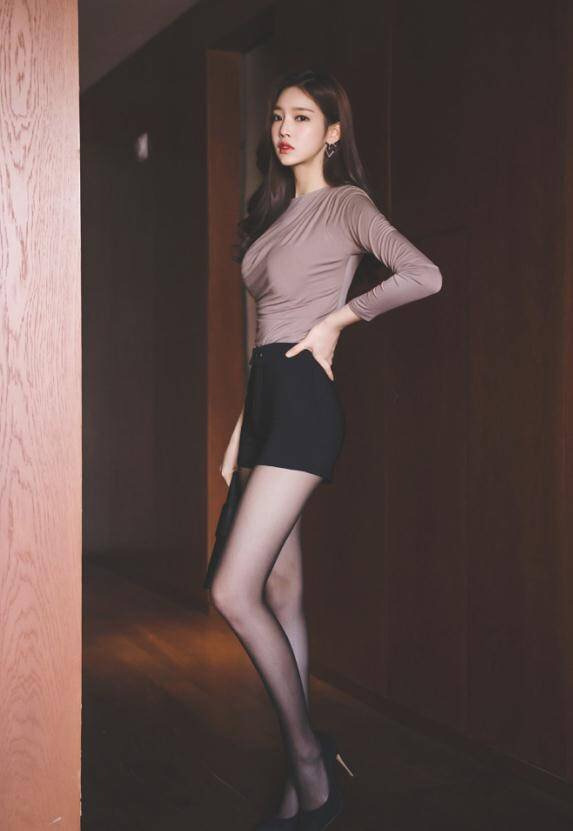 温润典雅的气质美女，精致套装显成熟魅力，巧笑嫣然让人心动！