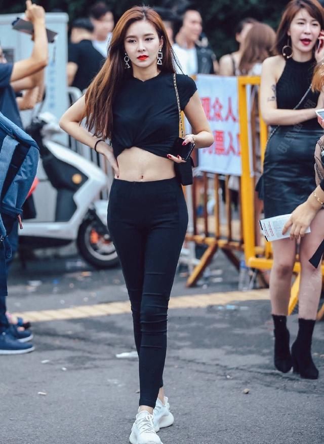 街拍:白皙长腿小姐姐，“丰盈饱满”的好身材，看到就是赚到了!