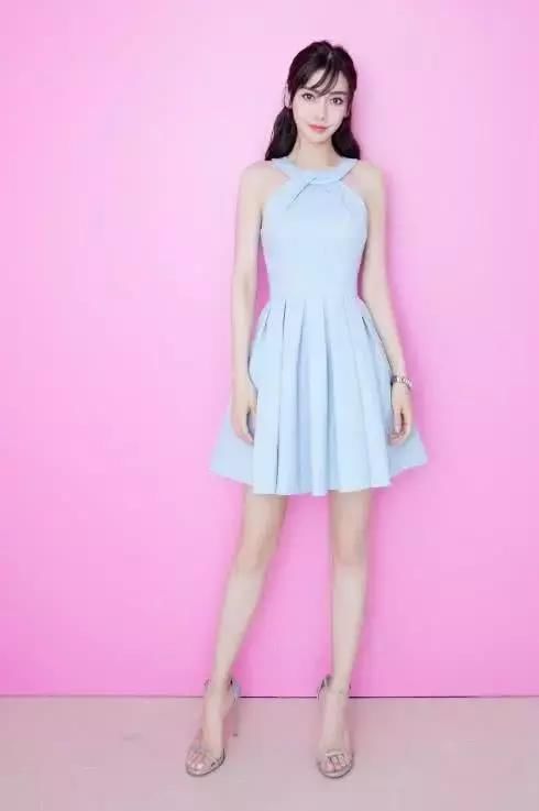 杨颖厉害了，一条薄纱裙就抢回“腿精”称号，却被鞋子抢镜了！