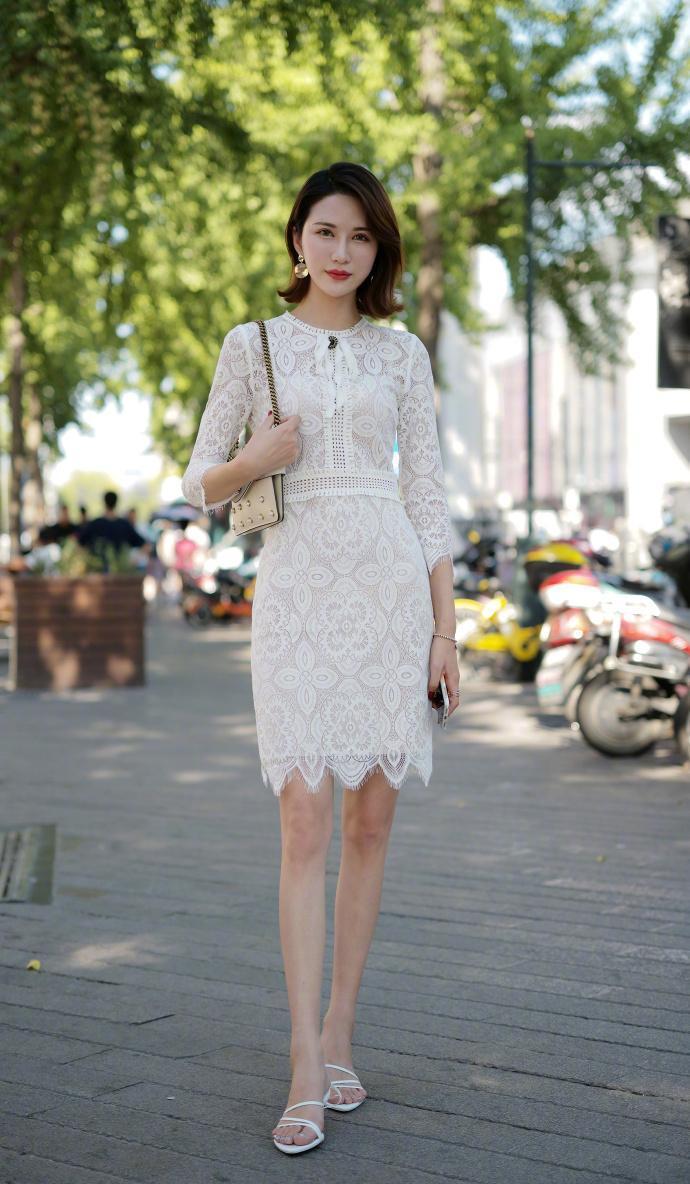  [特别]街拍：小姐姐一身洁白的连衣裙，看上去都特别的纯洁淑女