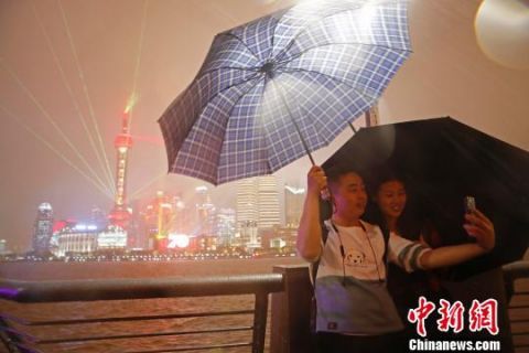 国庆夜上海灯光秀点燃夜空 游客冒雨观看