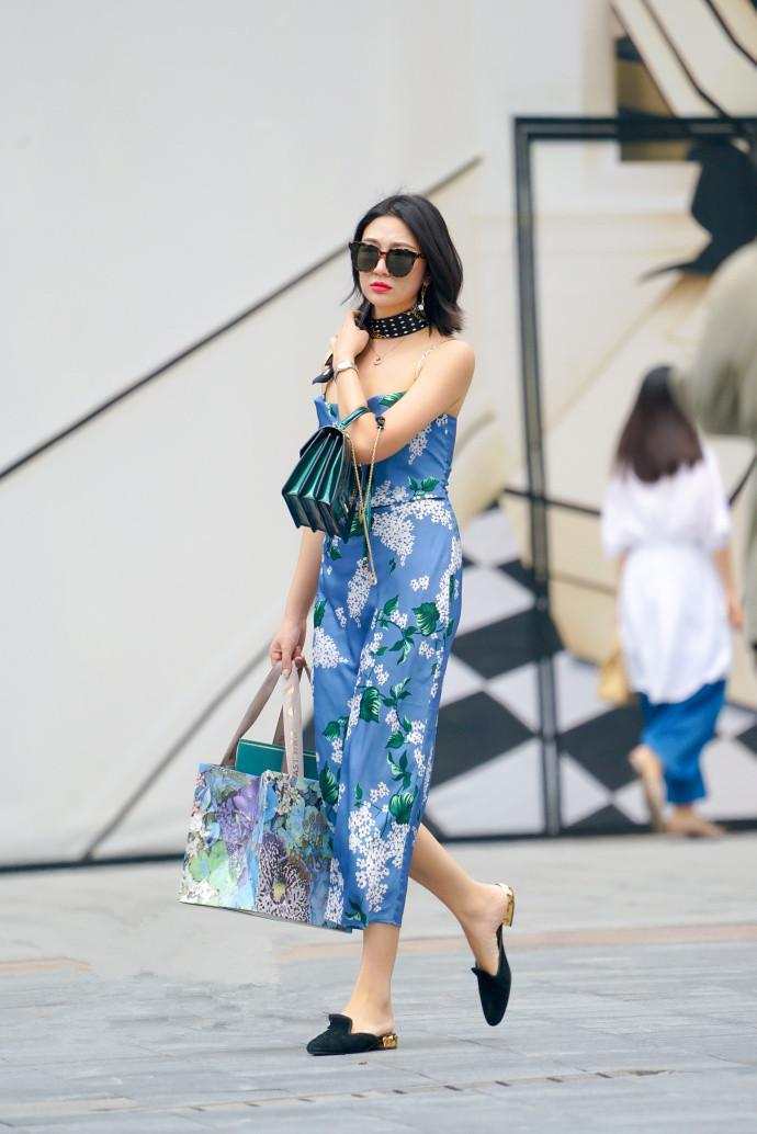 重庆街拍, 连衣裙配长腿, 难以抗拒的美