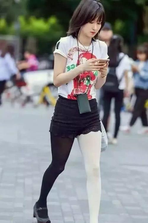 黑白丝袜混搭，是辣眼睛还是秀长腿？