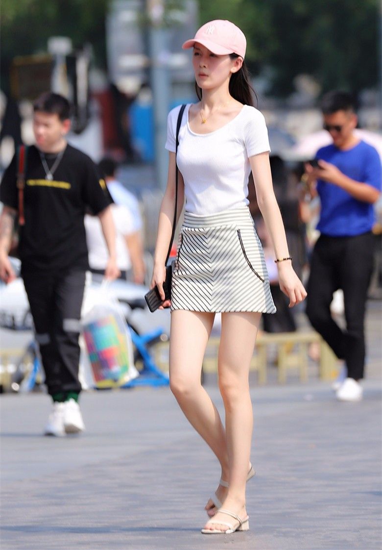 街拍：一直对披着衣服的姑娘，没有什么抗拒力