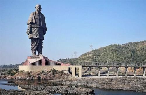 印度再添“世界之最”，耗巨资建全球最大鸟雕像，游客：这姿势真