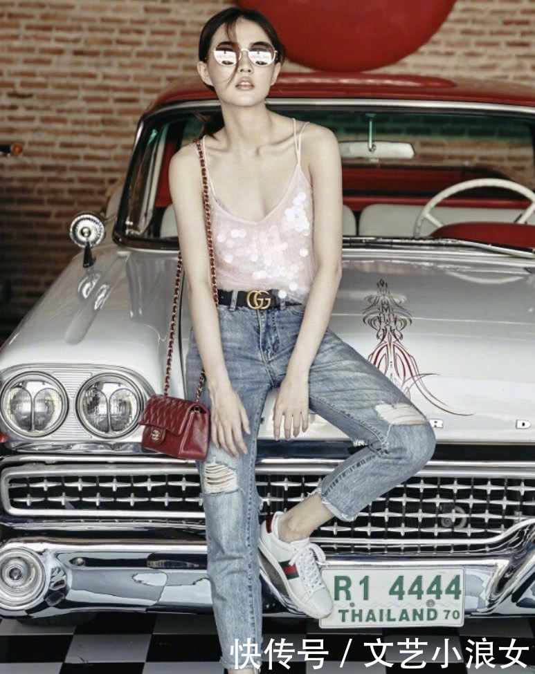 徐璐身穿一件粉色吊带背心，锁骨比衣服还要抢眼，比郑爽还瘦吧！