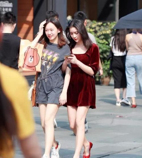  『美女』街拍：环肥燕瘦的美女，一件黑色上衣配灰色牛仔裤，青春活力气质