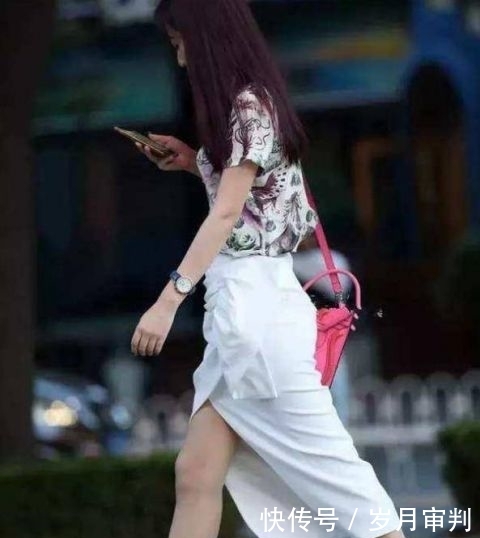 『黑色』街拍:语笑嫣然的小姐姐,一件黑色上衣配紫色休闲裤,青春靓丽美