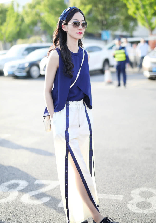 韩雪现身机场，邪魅一笑简直帅炸，没想到女神也能如此霸道总裁！