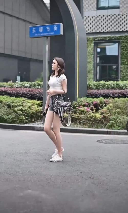  「美女」是时候表演真正大长腿了：美女一步跨3层阶梯，一看短裤我沉默