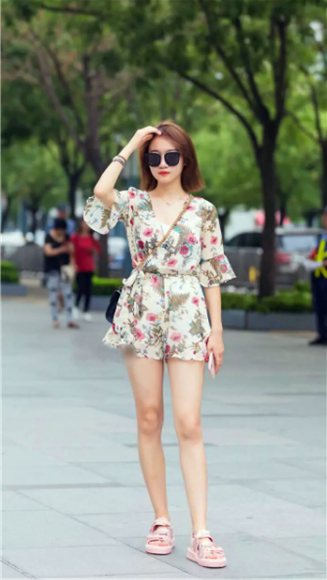 街拍:小姐姐们一双双修长的美腿，让路人无法不爱!