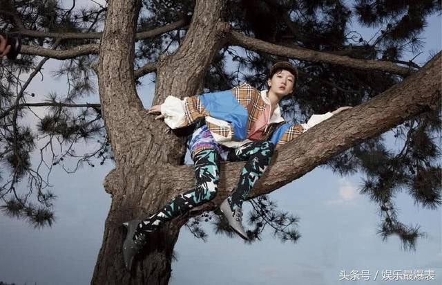 又调皮了！周冬雨爬树上拍写真，修图师不给力，镜头都不P掉