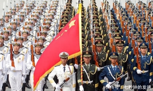 天安门阅兵仪式，为何三军中都是陆军拿军旗？有多少人不知真相？
