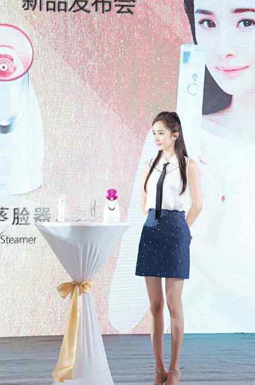 杨幂总算换高跟鞋，但要踮起脚尖走路，网友：大腿更完美