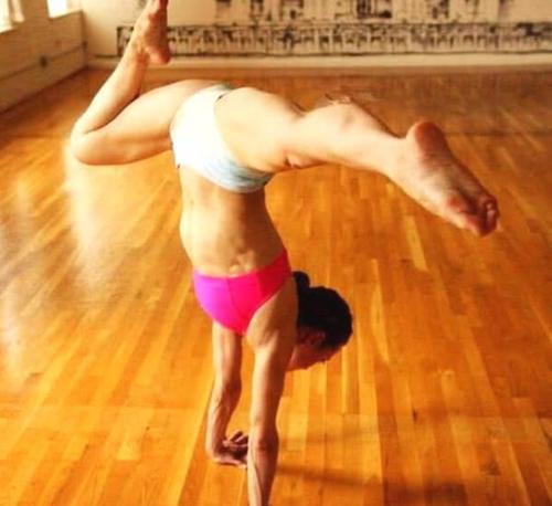 瑜伽能够减轻压力，放松心境，充溢自信