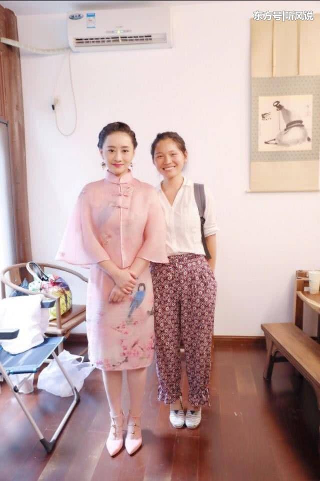 44岁陈德容穿白裙惊艳全场，少女气质依旧，真不愧是琼瑶剧始祖