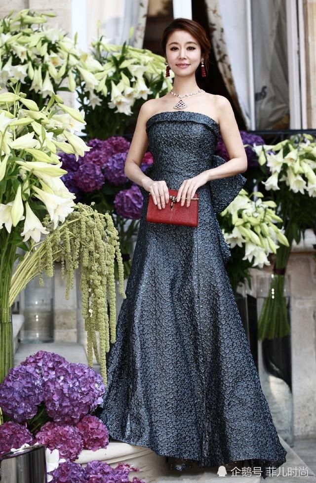 林心如出席活动，裙子下穿小黑裤居然不丑，网友：42岁就该这样穿