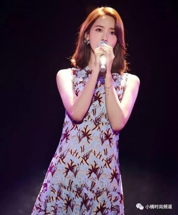 允儿现身曼谷粉丝见面会，在机场粉色上衣造型甜美又优雅