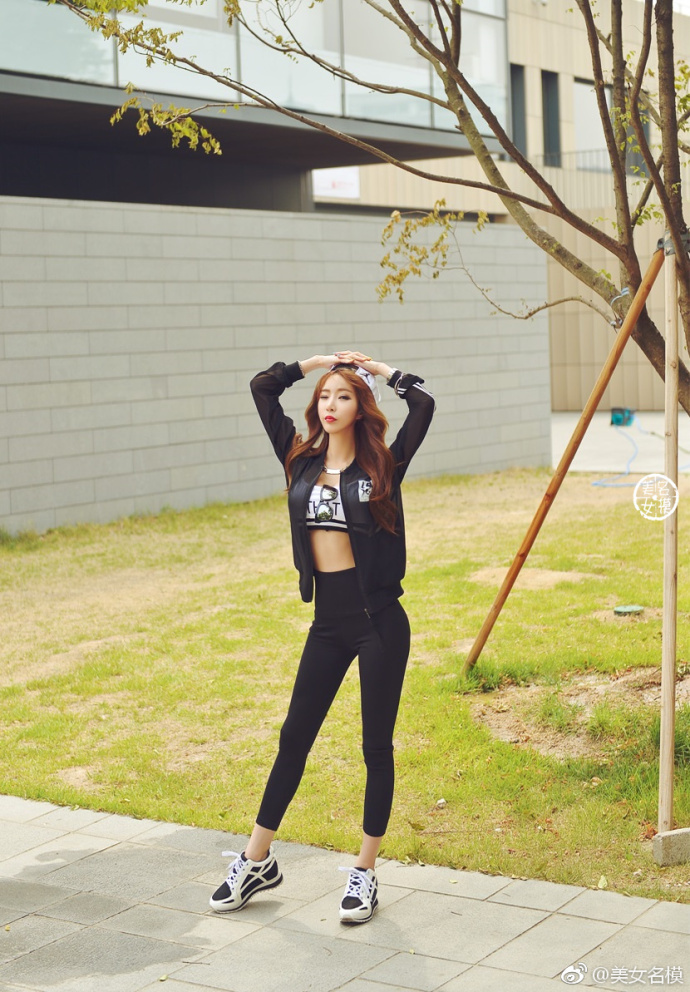 紧身裤美女,展示性感身材,时尚潮流性感汇聚一身