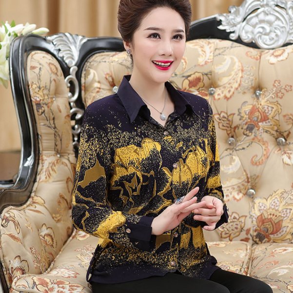 经济允许的话，穿下面的上衣出门，70后女人穿比00后还美嫩