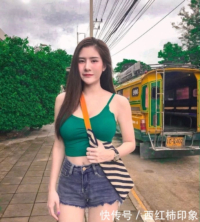 【柔美】街拍美女:天生丽质的小姐姐,秀出高挑的身形,尽显柔美魅力!