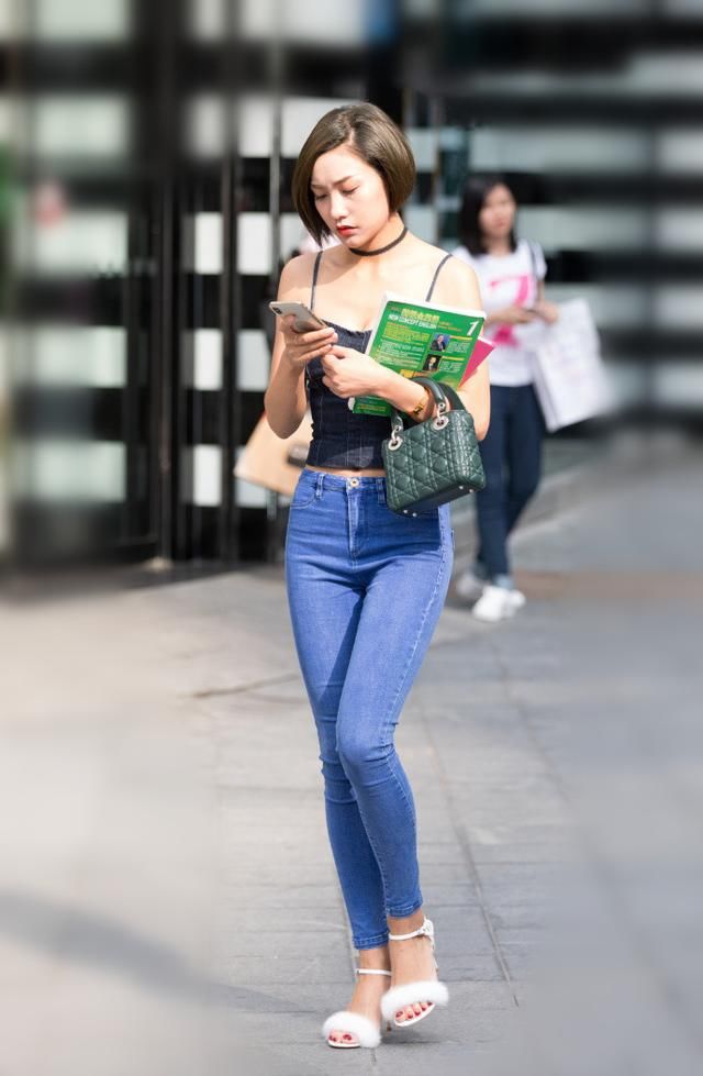 街拍路人，在大都市的夏天，路人的穿搭总是那么的亮眼