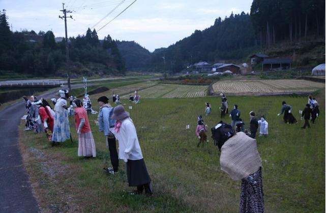 最诡异的日本村庄，猛地一看到处是人，仔细一看后背一凉