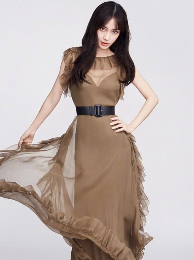 还在玩“A4腰”?杨颖都开始秀“等头腰”了,她的腰比头还要小!