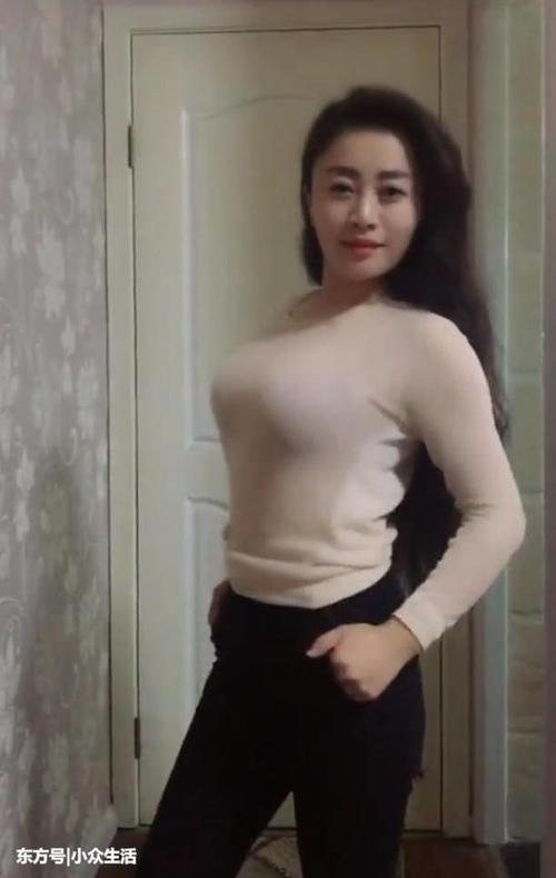 街拍：居家女人紧身衣凸显好身材，30多岁依然风韵犹存