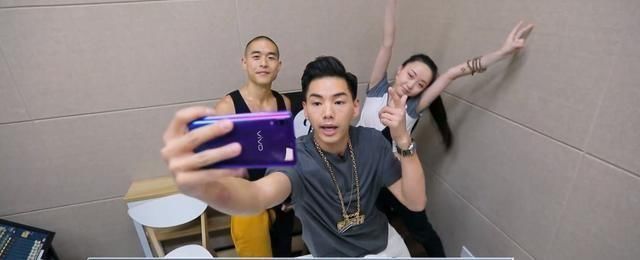 年轻潮人都在关注，中国新说唱引领两大时尚元素