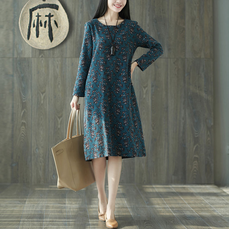 我50岁了,但我喜欢这样穿,高雅裙+尖头鞋,个个叫我美女