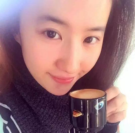 脸上三种异常现象证明螨虫挤满了毛孔，再不解决毛孔没救了