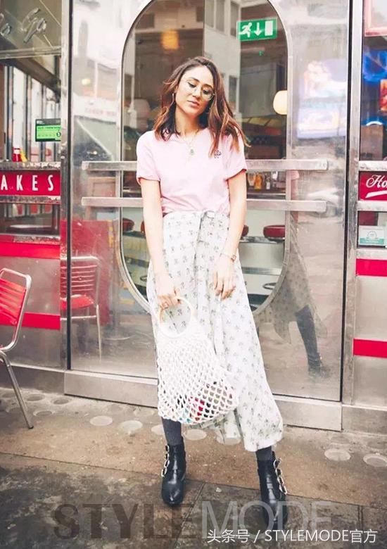 不一样的半裙配T恤，很简单却能美一整个夏天！