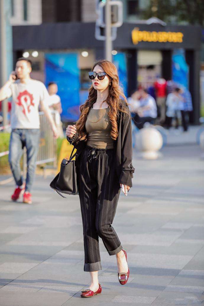 街拍：穿着时尚光彩照人的小姐姐,美腿修长身姿曼妙很动人！