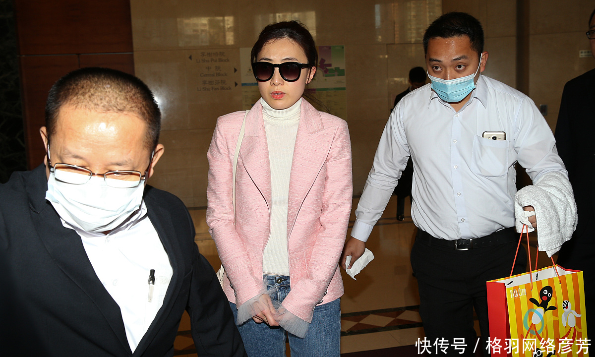  「粉色」甘比一身粉西装太显年轻！夫妻同框像父女，驴蹄鞋却暴露品味