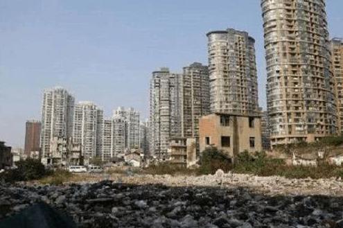 中国最“惨”小区，开价一亿拒绝搬迁，如今被豪宅包围成为笑话
