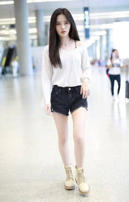 鞠婧祎的裤子完全是用鞋带“缝起来”的,网友:怎么这么时尚