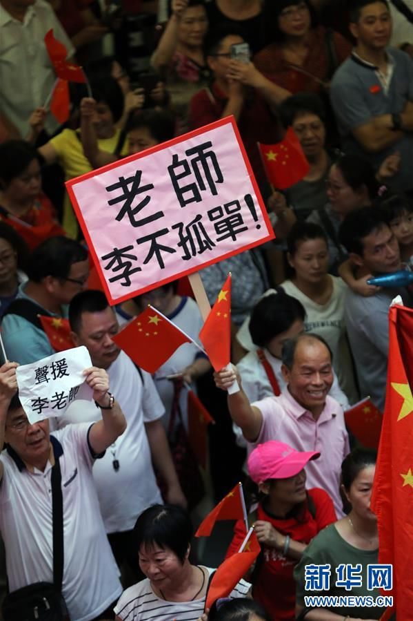  市民■香港市民合唱国歌声援被袭教师