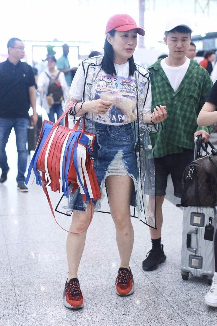 钟丽缇腿本来就粗，还穿白色紧身裤，在陈若仪衬托下，更粗壮了！