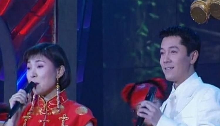 『追求』凭一首歌红了一辈子,那英曾疯狂追求他,今二婚妻子撞脸许晴